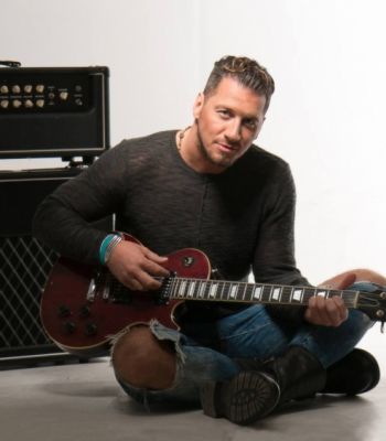 Zenés éjszakai fürdő